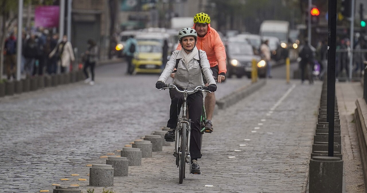 La ministra del Interior, Carolina Tohá, llega al Palacio de La Moneda, en bicicleta, en el marco del día mundial sin auto.