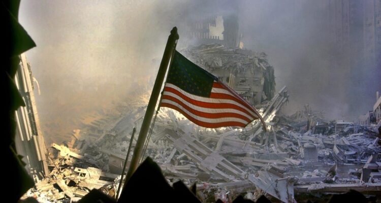 Foto de archivo del 09/11/01 de la bandera estadounidense ondeando en la llamada Zona Cero, entre los escombros del World Trade Center.