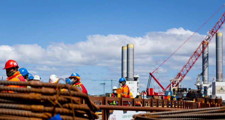 Imagen de contexto de trabajadores del Puente Chacao.