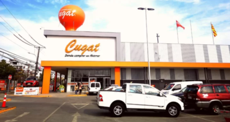 Tras casi un mes de huelga: trabajadores de supermercado Cugat siguen movilizados en Osorno