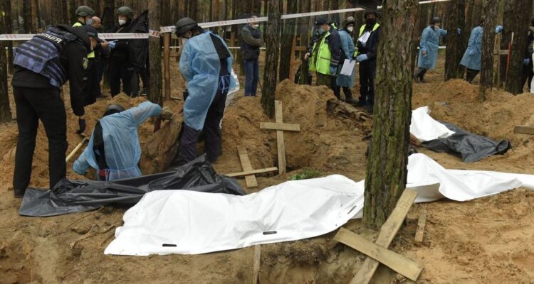 Ucrania denuncia hallazgo de cámaras de tortura y de 440 tumbas de presuntos asesinados por Rusia
