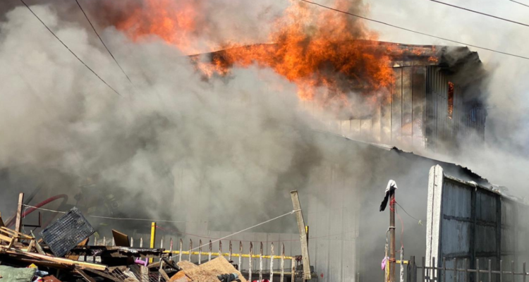 Una casa destruida y diez damnificados deja incendio en Puerto Montt