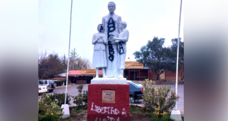 vandalizan estatua de gabriela mistral