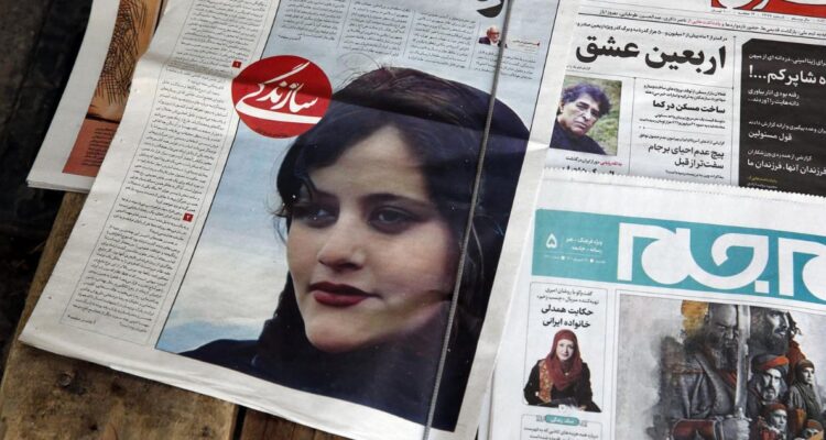 Mujeres de Irán se quitan el velo en protestas por muerte de mujer detenida