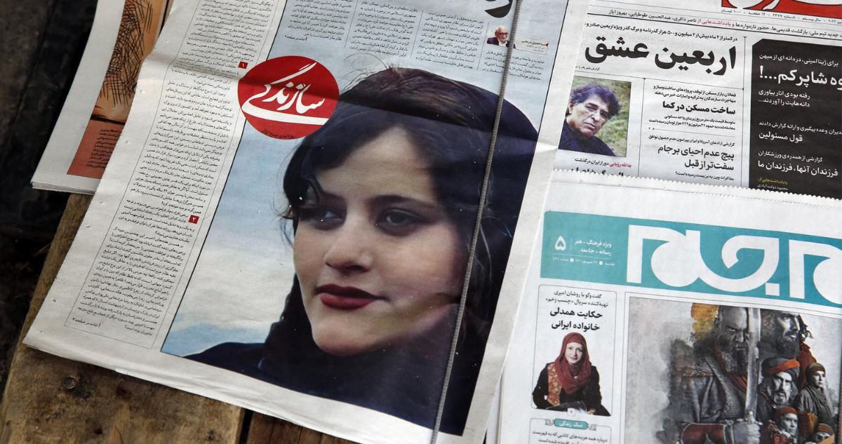 Mujeres de Irán se quitan el velo en protestas por muerte de mujer detenida
