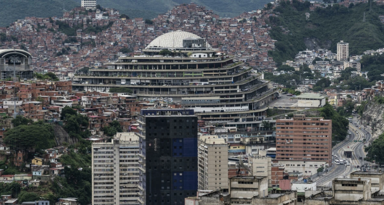 El informe de la ONU muestra el papel del Servicio Bolivariano de inteligencia (Sebin) y la Dirección de Contrainteligencia Militar (DGCIM) en la represión de disidentes “mediante la comisión de torturas de extrema gravedad, que son constitutivas de crímenes de lesa humanidad”.