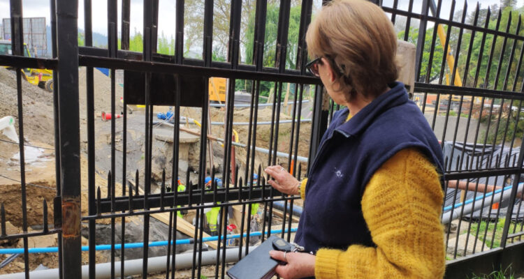 Vial Collao-Novoa vecinos viven al borde de excavación de 5 metros en Concepción