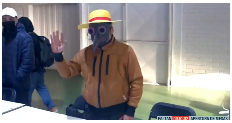 vocal de mesa con mascarilla