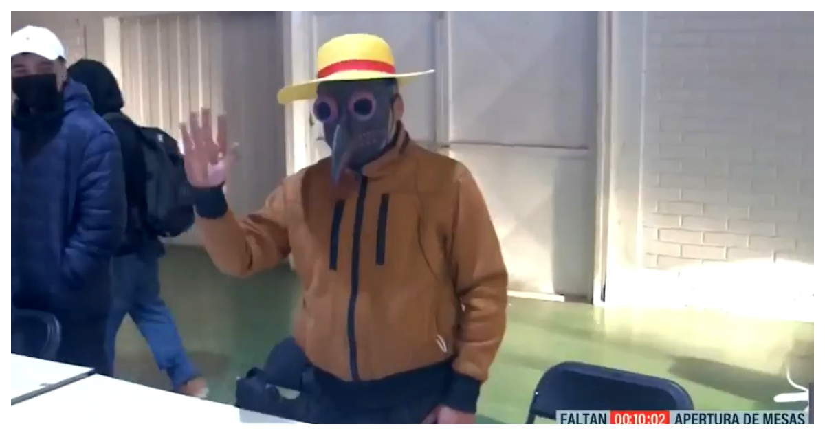 vocal de mesa con mascarilla