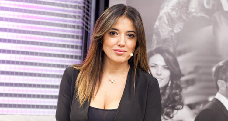 Yamila Reyna posando para la cámara. La humorista se sometió a una reducción mamaria hace tres meses.