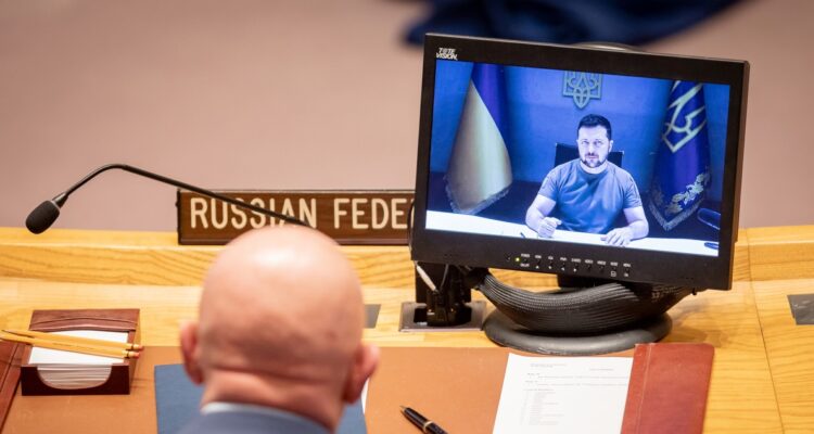 El representante permanente de Rusia, Vasili Nebenzia, mientras observa la intervención del presidente ucraniano Volodímir Zelenski ante el Consejo de Seguridad de la ONU.