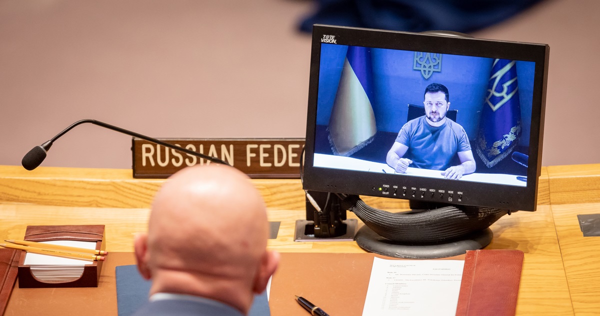 El representante permanente de Rusia, Vasili Nebenzia, mientras observa la intervención del presidente ucraniano Volodímir Zelenski ante el Consejo de Seguridad de la ONU.