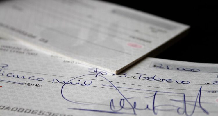 condenan-hombre-que-adultero-cheque-por-6,7-millones