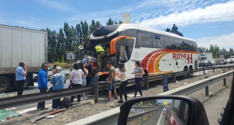 Colisión entre bus y camión provoca volcamiento y deja múltiples lesionados en Buin