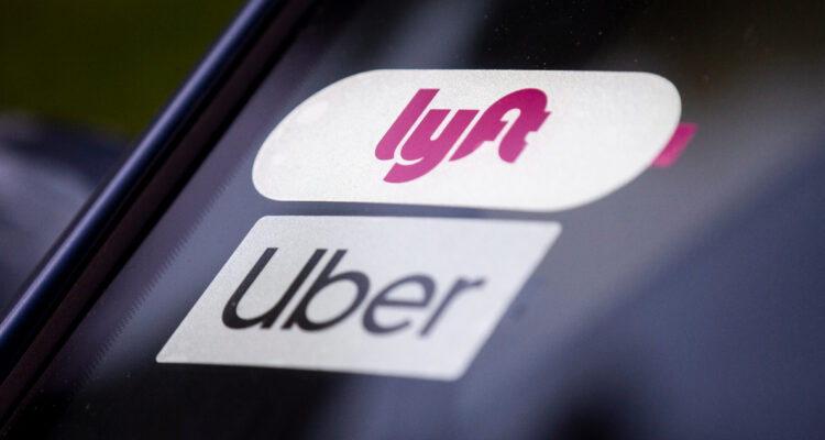 Acciones de Uber y otras empresas caen en la bolsa tras propuesta de regularizar a repartidores