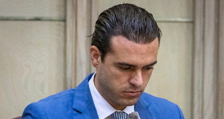 El actor Pablo Lyle escuchando su declaración como culpable de homicidio involuntario.