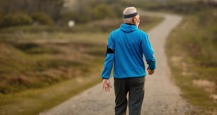 Adulto mayor realizando caminata. Estudio afirma que caminar reduciría el riesgo de tener demencia, trastorno que afecta mayormente a adultos mayores