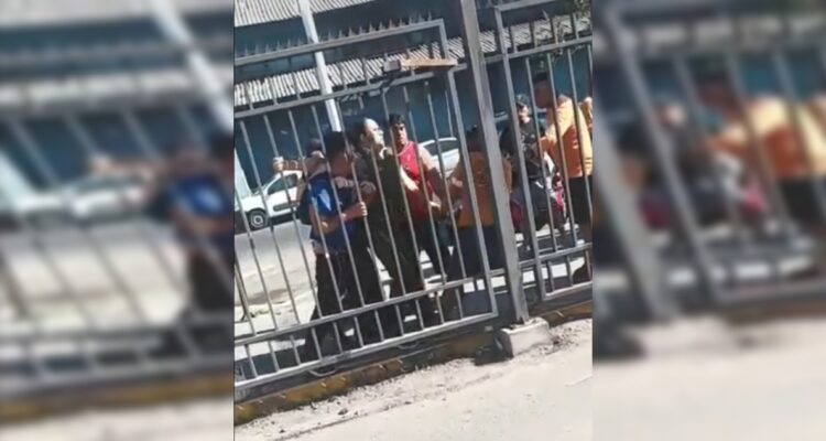 Carabineros trabaja revisando un objeto sospechoso encontrado en pleno centro de Santiago
