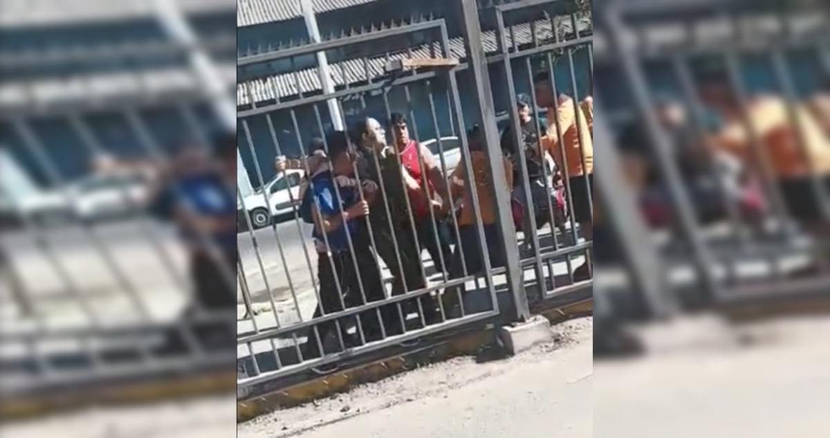 Carabineros trabaja revisando un objeto sospechoso encontrado en pleno centro de Santiago