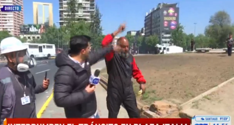 Simon Oliveros es agredido por manifestando durante despacho en vivo