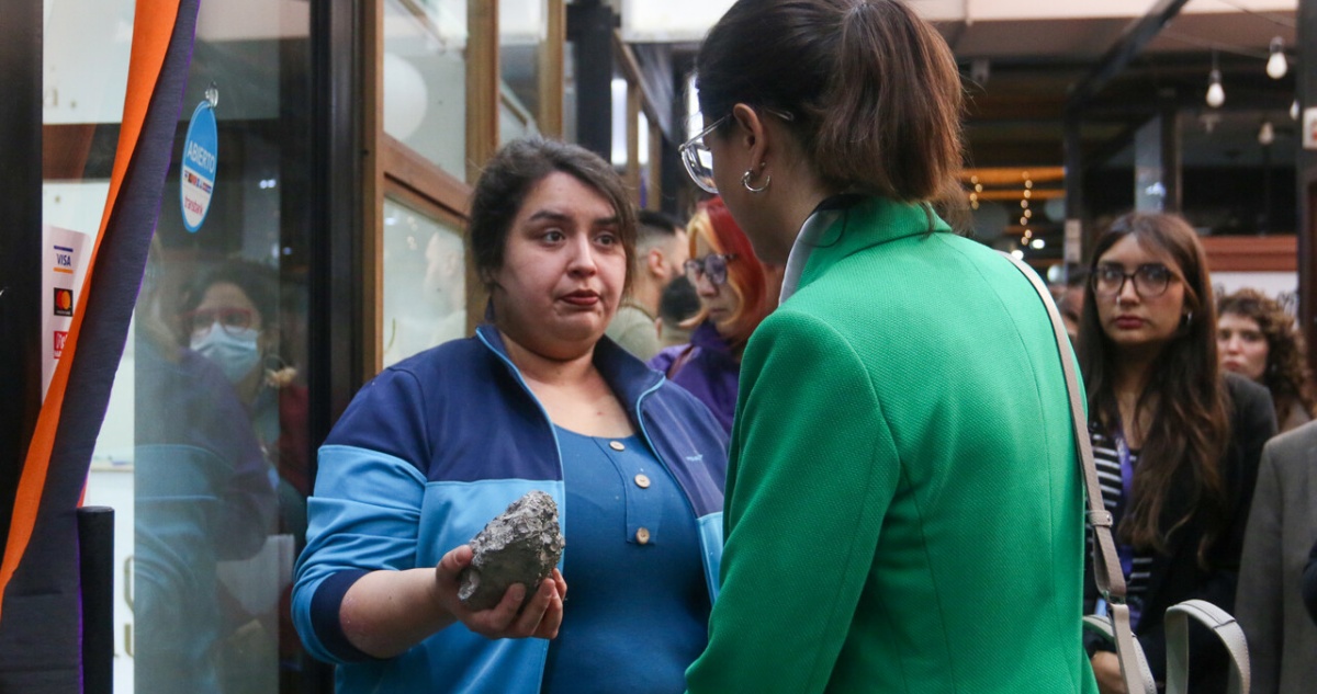 Hassler visita a locatarios afectados por saqueos en 18-O: “No están solos”