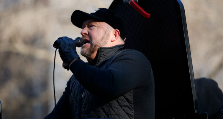 Multan con US$965 millones a Alex Jones, conspiracionista que dijo que tiroteo escolar fue una farsa