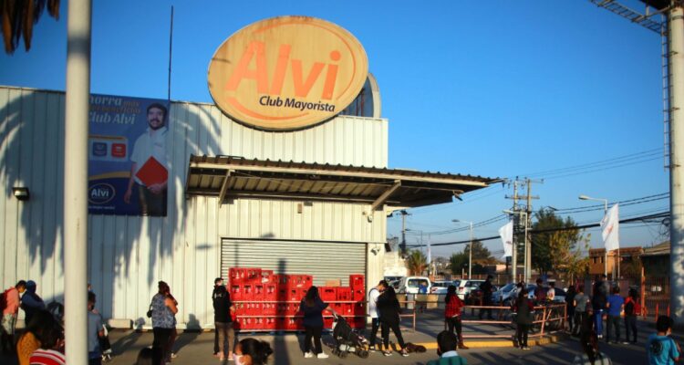 Tras meses fuera del país: El exdueño de supermercado Alvi fue detenido al retornar a Chile