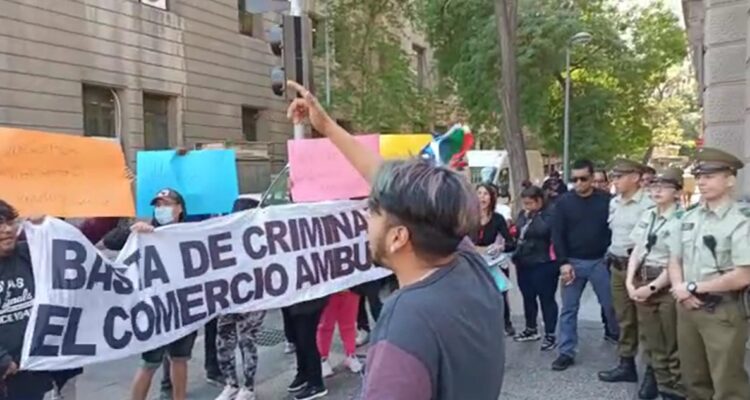 Ambulantes de Estación Central protestan en Delegación RM pidiendo permiso para temporada navideña