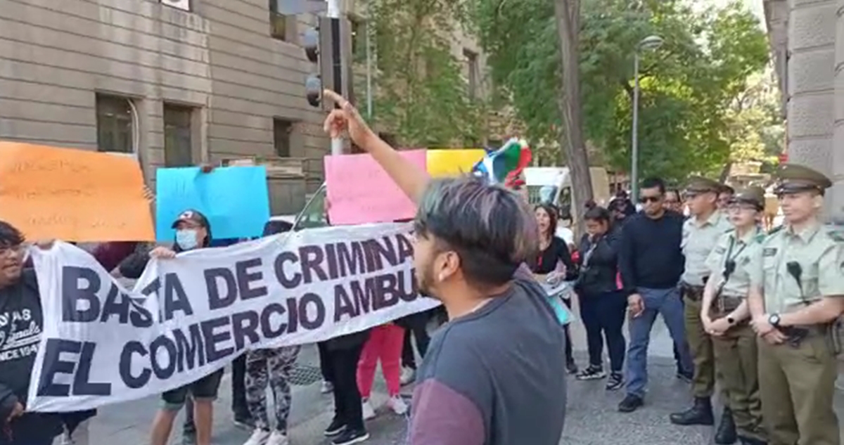 Ambulantes de Estación Central protestan en Delegación RM pidiendo permiso para temporada navideña