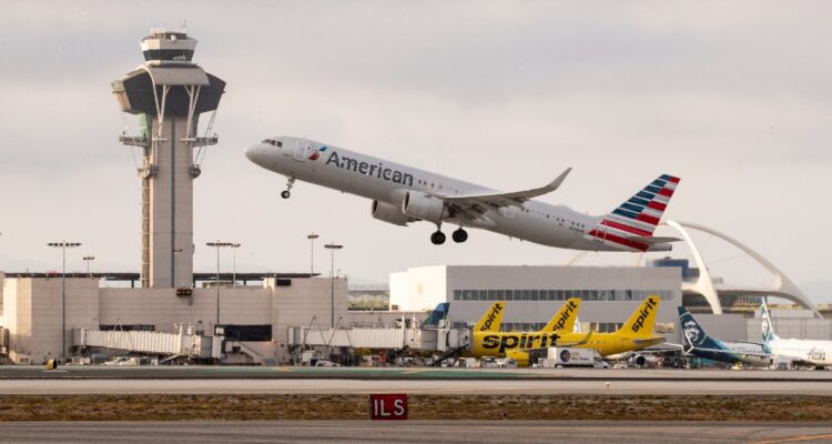 American Airlines pierde US$676 millones pero bate marca en ingresos