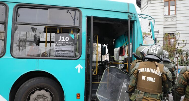 Arresto domiciliario parcial para detenidos por molotov en Liceo de Aplicación: podrán ir a clases