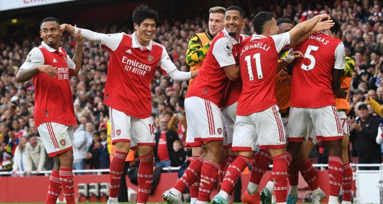 Arsenal goleó al Nottingham y sigue líder de la Premier League.