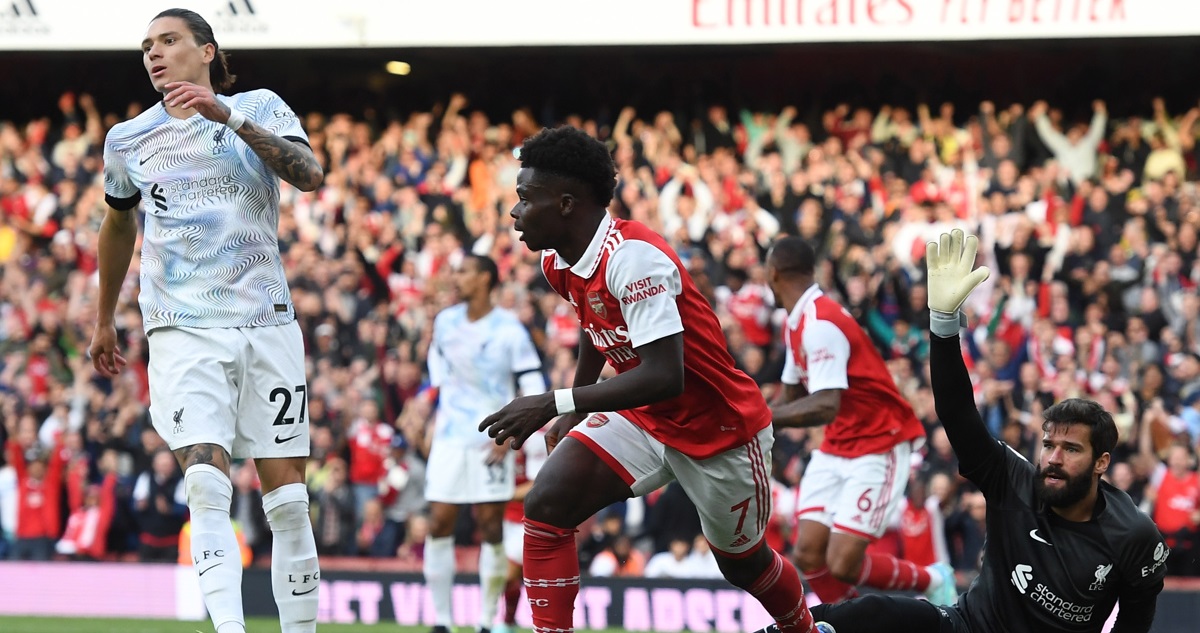 Arsenal doblegó a Liverpool y sigue líder de la Premier League.