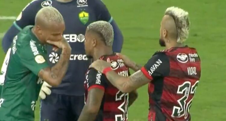 Arturo Vidal cede tiro penal a criticado compañero en triunfo del Flamengo