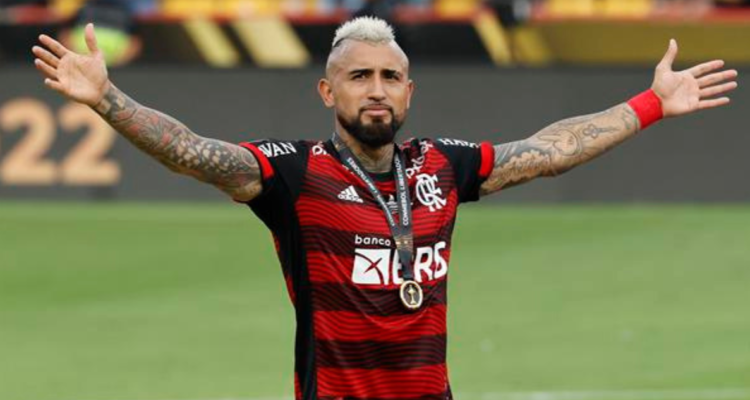 Arturo Vidal feliz con su nuevo título de Copa Libertadores.