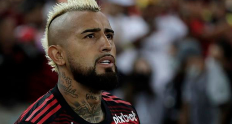 Prensa brasileña solicita más presencia de Arturo Vidal en cancha en los duelos del Flamengo.