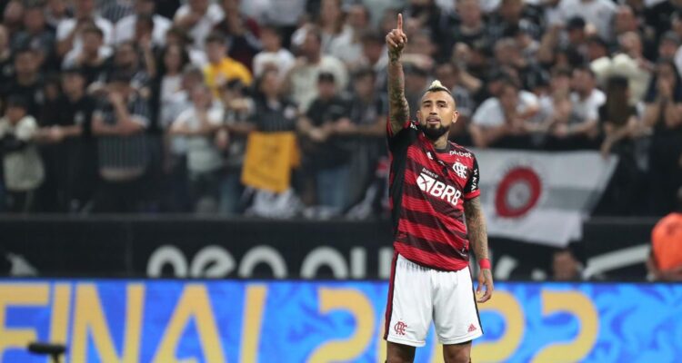 Arturo Vidal recibe ovación de hinchas del ‘Fla’ tras muerte de su padre