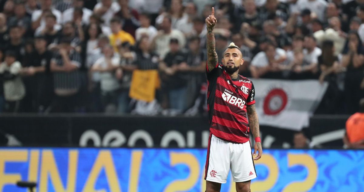 Arturo Vidal recibe ovación de hinchas del ‘Fla’ tras muerte de su padre