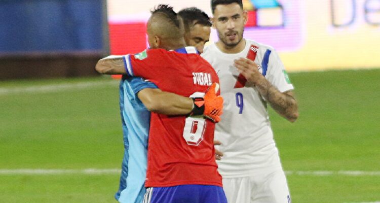 Arturo Vidal recibió el cariño de sus compañeros de La Roja.