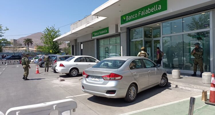 Delincuentes asaltan con fusiles un banco en Quilicura: quemaron vehículos para evitar persecución