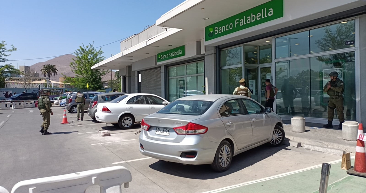 Delincuentes asaltan con fusiles un banco en Quilicura: quemaron vehículos para evitar persecución