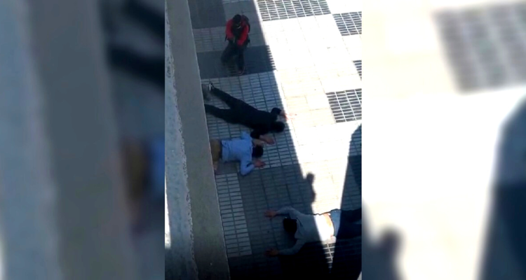 Imagen de delincuente apuntando a dependientes de tienda Movistar.