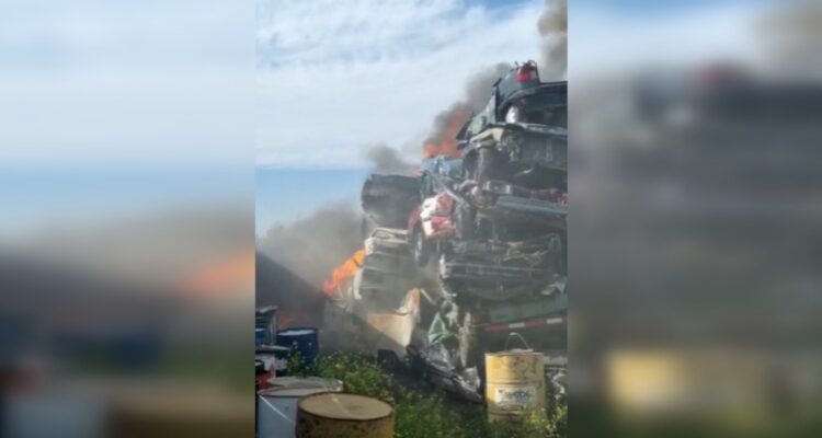 Bomberos trabaja en incendio en San Bernardo