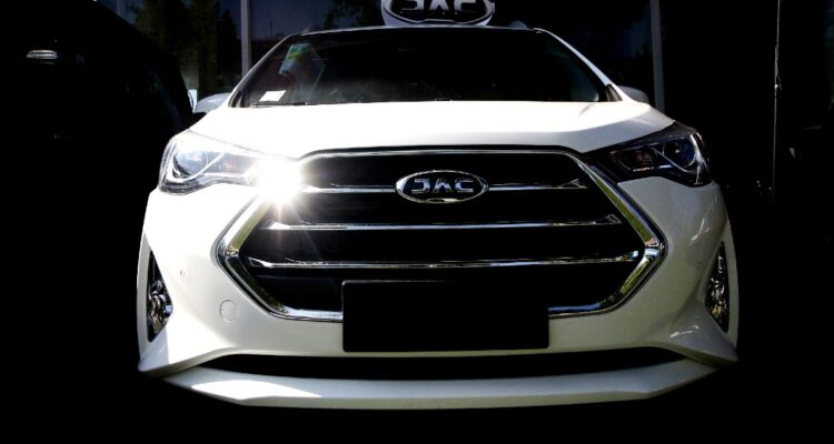 Proyecto avanza en Congreso: El por qué se busca que vehículos salgan de automotoras con patente