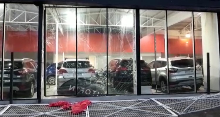 Al menos 10 delincuentes ingresar a robar a sucursal de automotora Sergio Escobar en Concepción