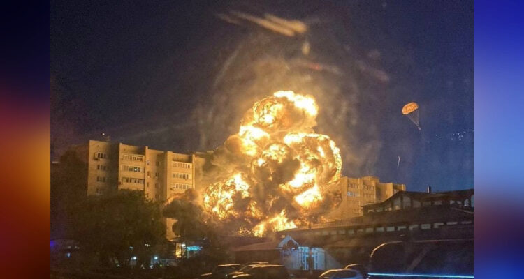 Imagen de la explosión tras el impacto, y a un costado, el paracaídas del piloto.