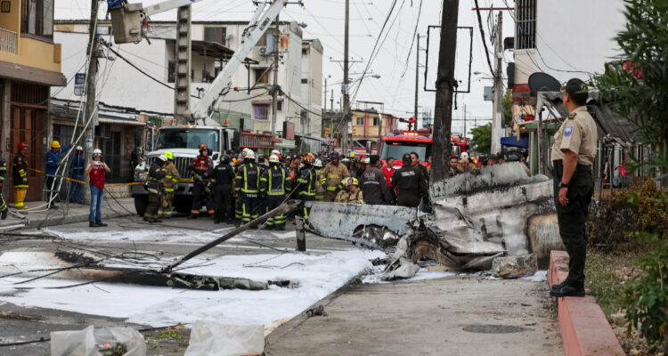 Avioneta se estrella en plena vía pública y deja al menos dos muertos en ciudad de Ecuador