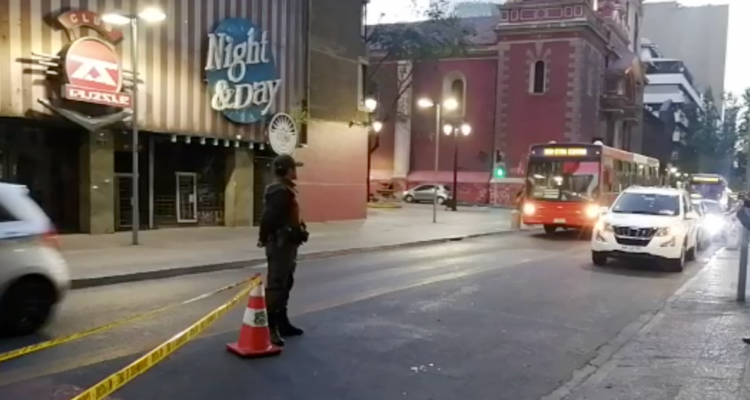 Hombre es baleado tras altercado afuera de club nocturno en pleno centro de Santiago