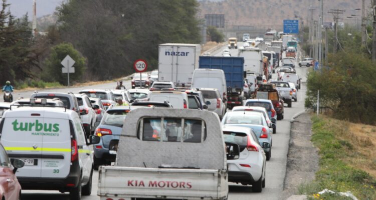 Primer balance de carreteras en RM: MOP asegura que 80 mil vehículos han dejado la capital