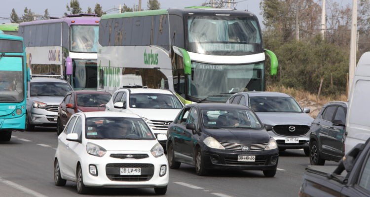 Congestión en carreteras ante masiva salida por fin de semana largo.